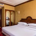 Nh Santa Lucia Hotel 4*