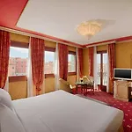Nh Santa Lucia Hotel 4*