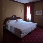 Nh Santa Lucia Hotel