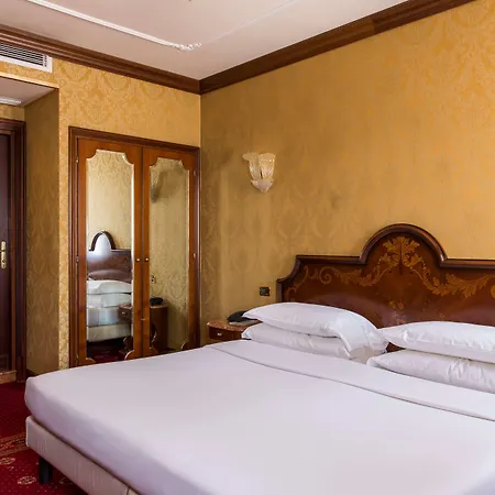 Nh Santa Lucia Hotel 4*