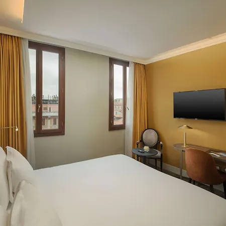 Nh Santa Lucia Hotel