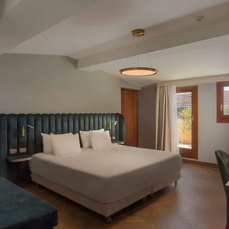 Nh Santa Lucia Hotel 4*