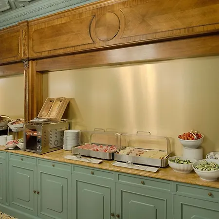 Nh Santa Lucia Hotel 4*