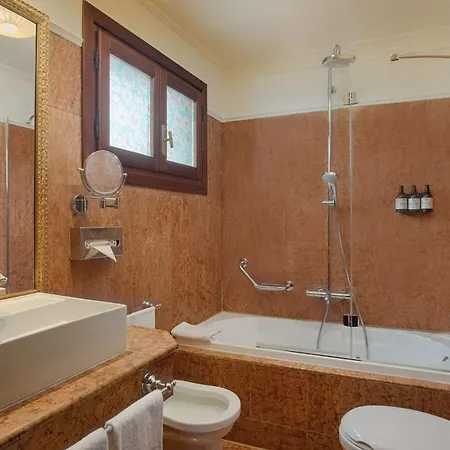 Nh Santa Lucia Hotel 4*