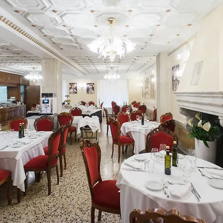 Nh Santa Lucia Hotel 4*