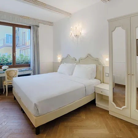 מלון Nh Santa Lucia 4*