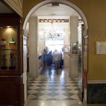 מלון Nh Santa Lucia 4*