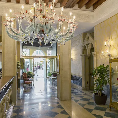 Nh Santa Lucia فندق